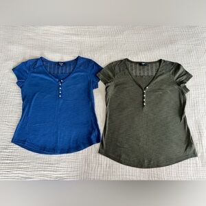 Chaps Blue & Green Short Sleeve Tees with Crocheted Shoulder Detail - size Large